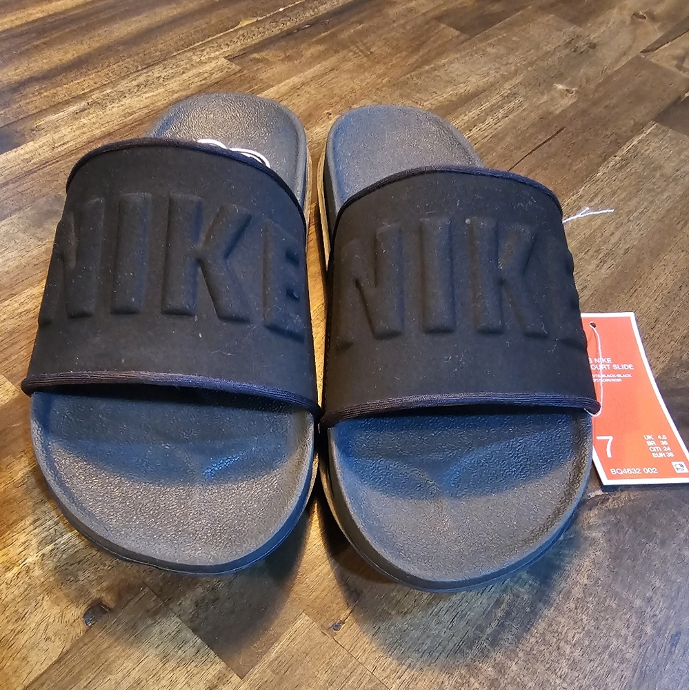 Women's Nike Offcourt Slide size 7, black
